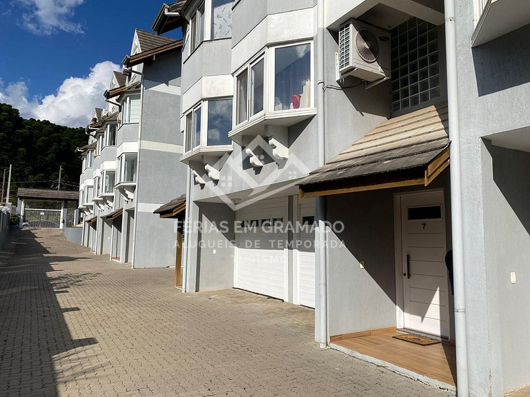 Casa triplex ampla e aconchegante.