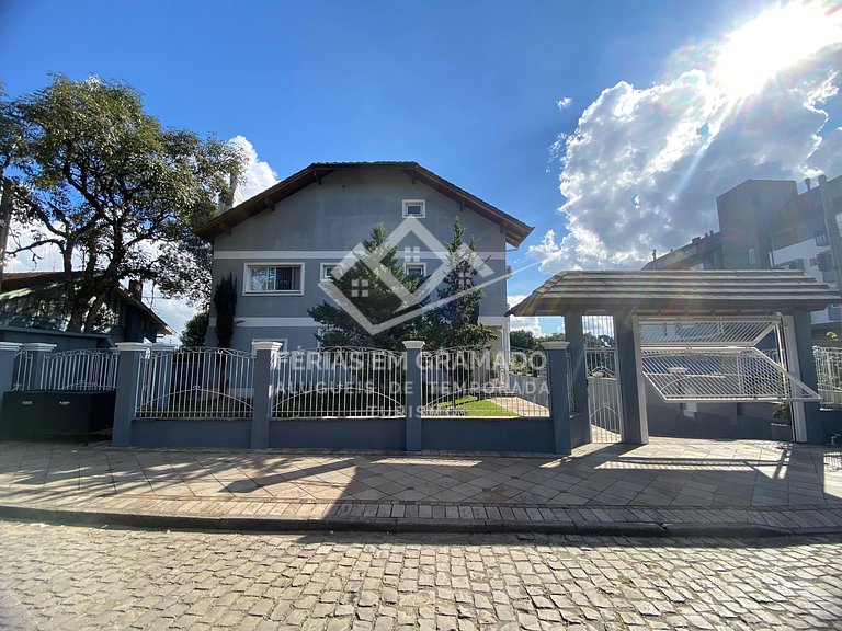 Casa triplex ampla e aconchegante.