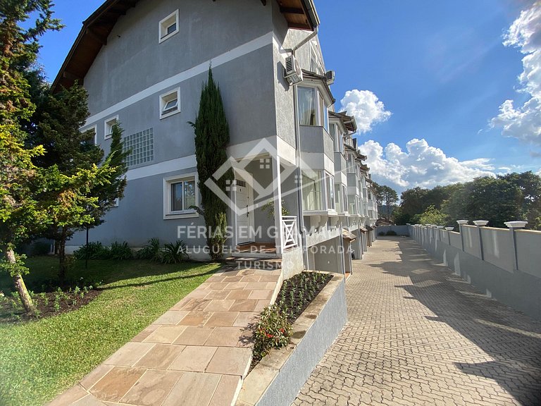 Casa triplex ampla e aconchegante.