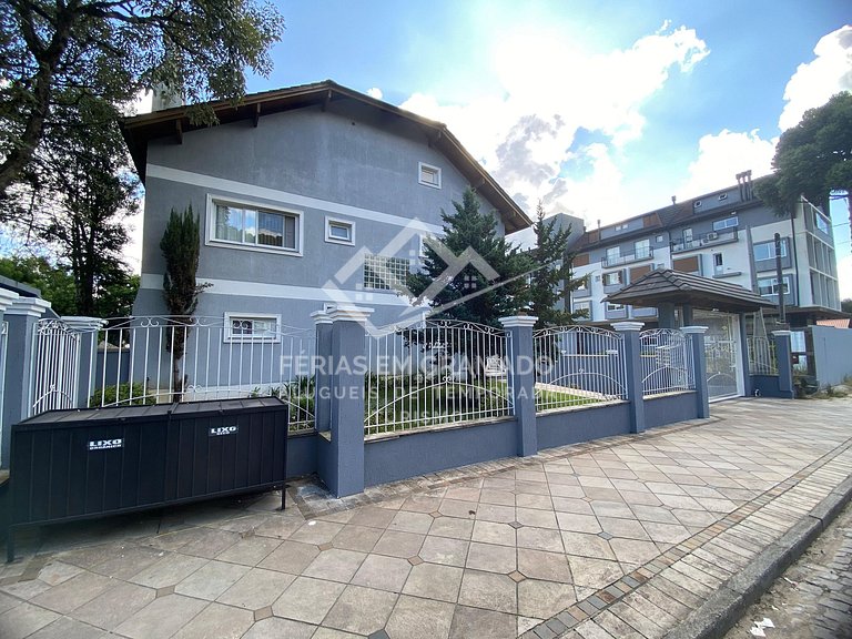 Casa triplex ampla e aconchegante.