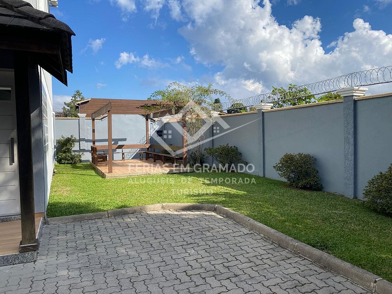Casa triplex ampla e aconchegante.